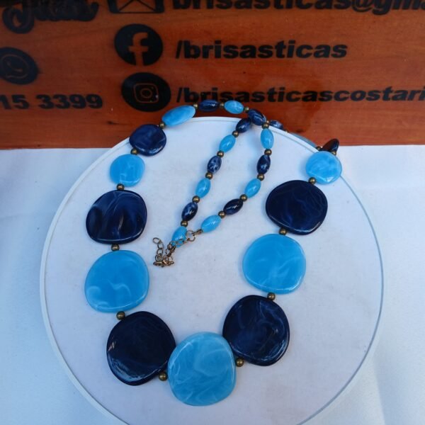 Collar elegante largo color celeste