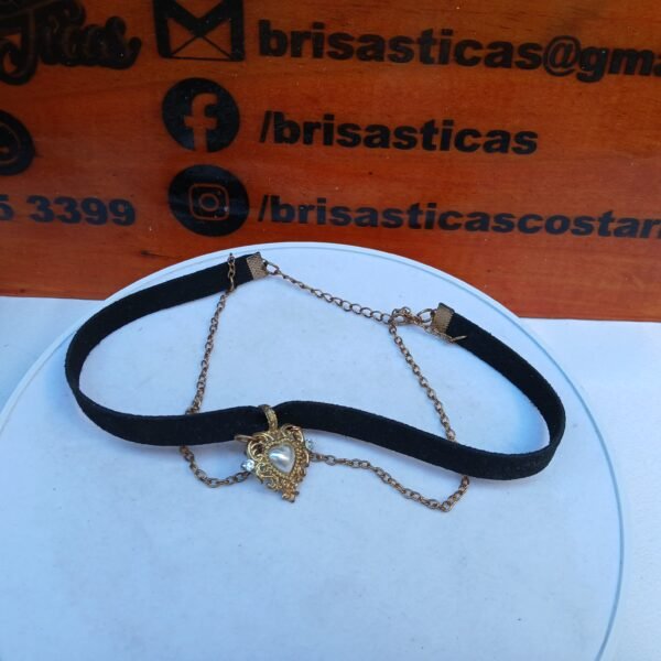 Choker collar negro con dije de corazón perla blanca