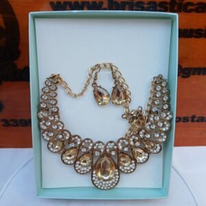 Collar elegante con perlas doradas, aretes con perla dorada