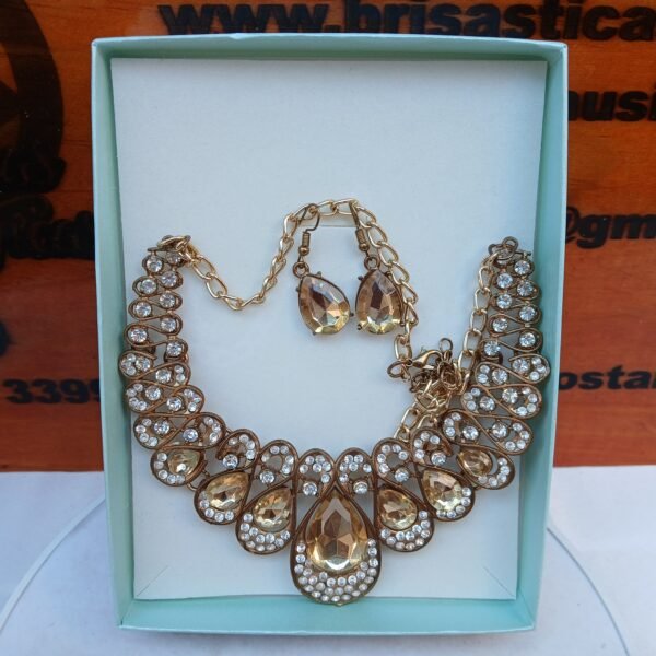 Collar elegante con perlas doradas, aretes con perla dorada