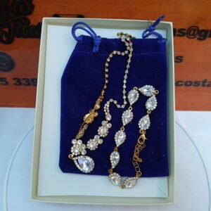 Collar dorado elegante con pulsera ,perlas blancas