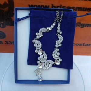 Collar elegante ,con perlas blancas de murano