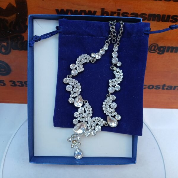 Collar elegante ,con perlas blancas de murano