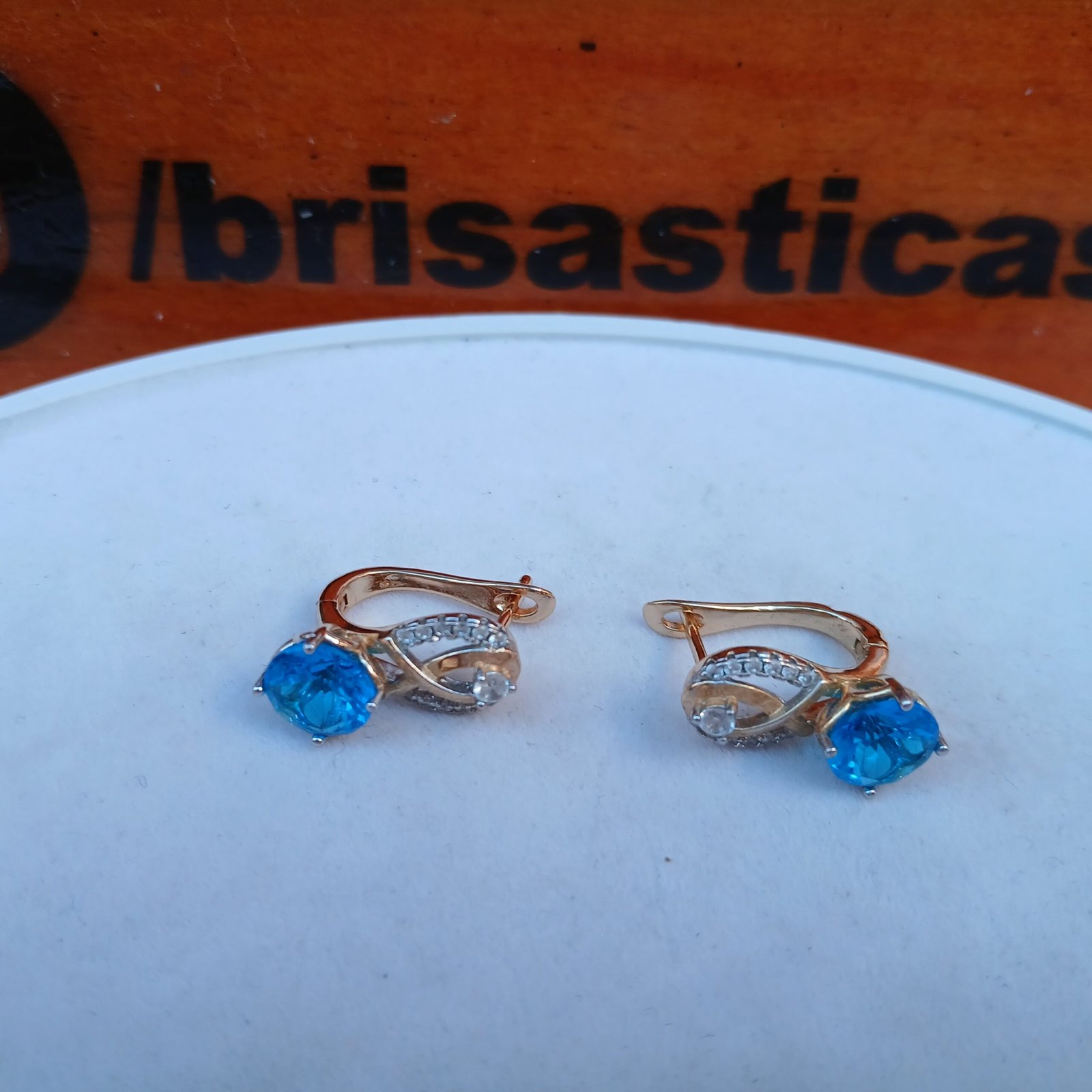 Aretes dorados con perla celeste acero inoxidable