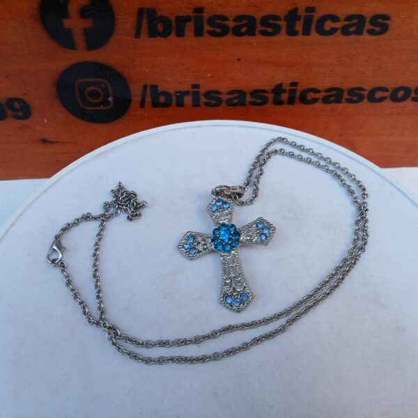 Cadena plateada con dije de cruz con perlas celestes, acero inoxidable