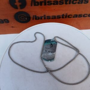 Cadena plateada con dije en forma de placa con mensaje "Para mi Esposa Te Amo"