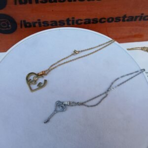 Collar de pareja, llave plateada, corazón dorado. Dos mitades