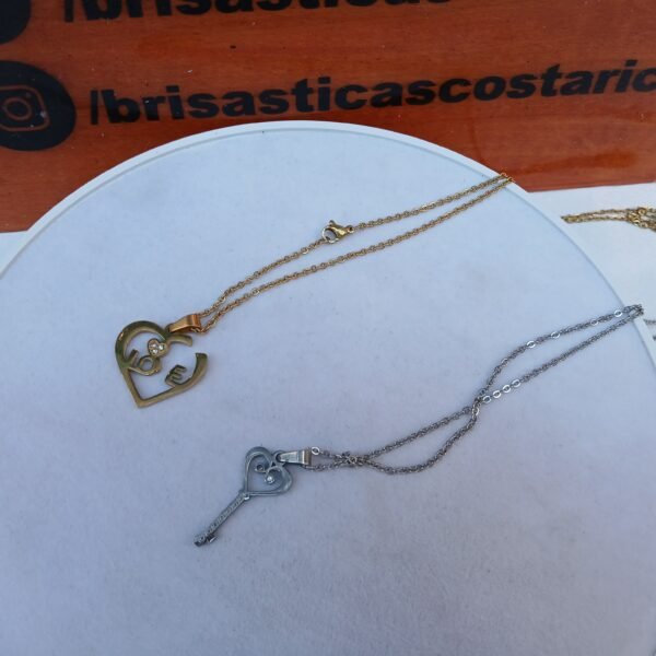 Collar de parejas corazón dorado y llave plateada. Dos cadenas