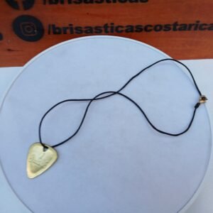 Cadena con dije púa de guitarra color dorado, cordón negro