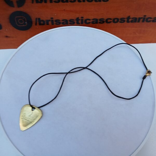 Cadena con dije púa de guitarra color dorado, cordón negro
