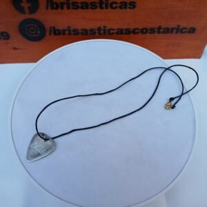 Cadena con dije púa de guitarra color plateado, cordón negro