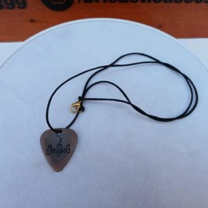 Cadena con dije púa de guitarra color cobre vintage, cordón negro