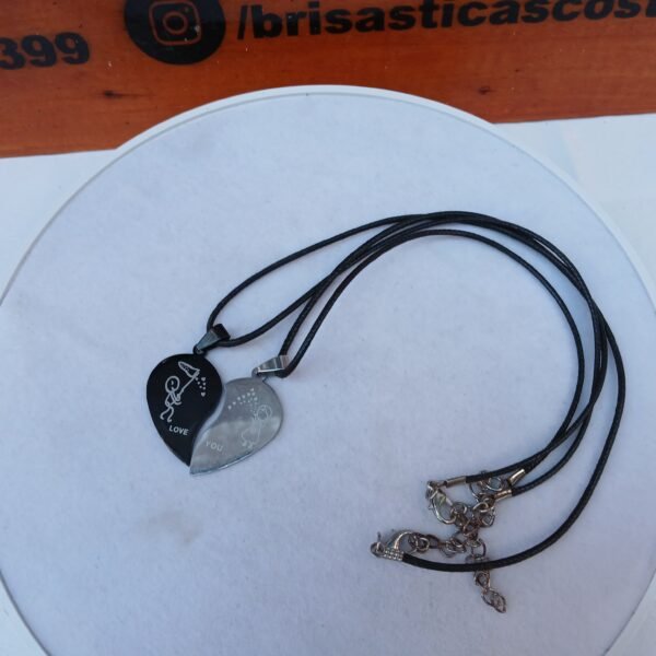 Collar de pareja negro y plateado,  dos mitades