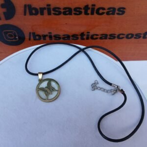 Cadena con dije mariposa, cordón negro