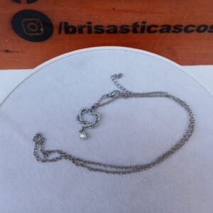 Cadena plateada con dije corazón