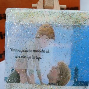 Miniretratos con mensaje "Amar es poner las necesidades del otro antes que las Tuyas", cubierto de resina, 7cm x 7cm