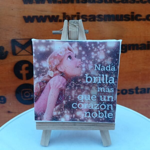 Miniretratos con mensaje "Nada brilla mas que un corazón noble", cubierto de resina, 7cm x 7cm