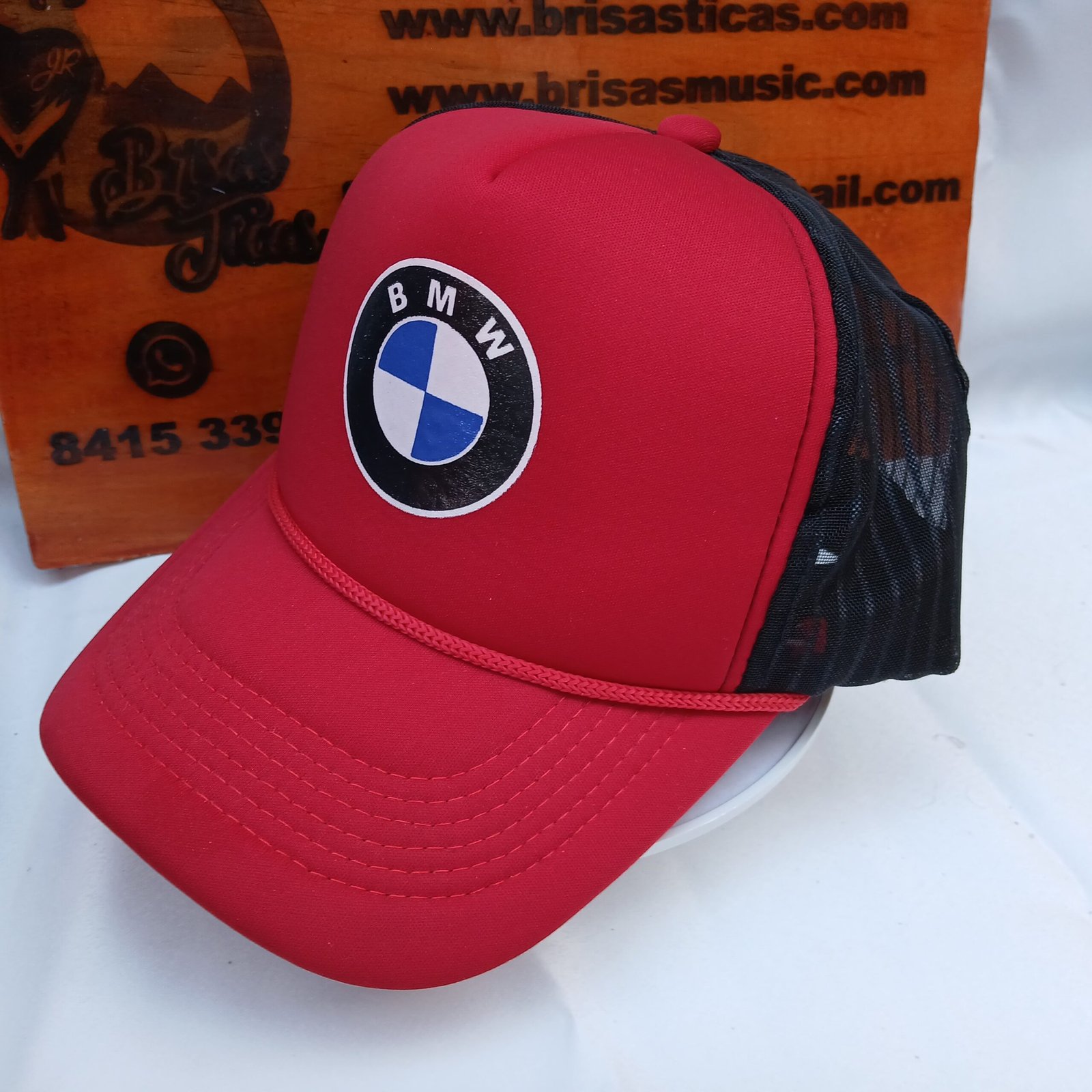 Gorra Roja con Negro Logo BMW